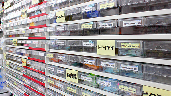 スギ薬局　伊勢原駅前店の薬棚