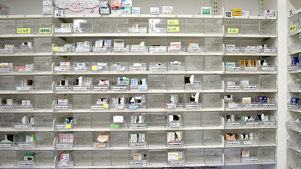 スギ薬局　南町田店の薬棚