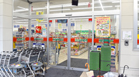 スギ薬局　三鷹深大寺店の入口