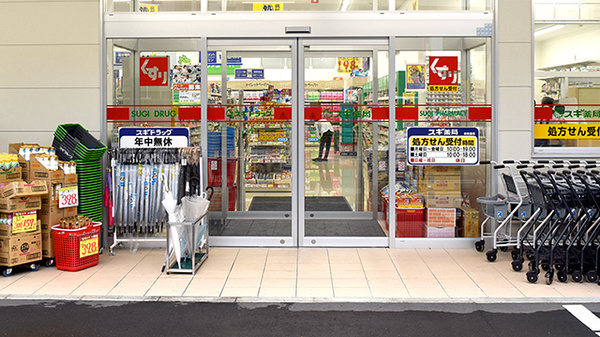 スギ薬局　葛飾青戸店の入口