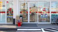 スギ薬局　残堀店の入口