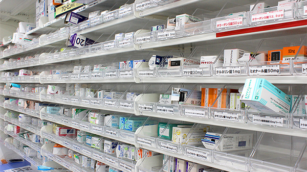 スギ薬局　残堀店の薬棚