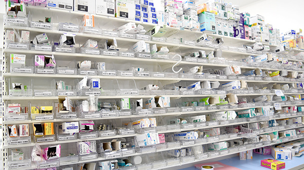 スギ薬局　極楽店の薬棚