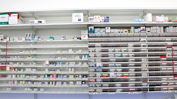 スギ薬局　狛江店の薬棚