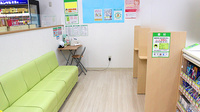 スギ薬局　狛江店の待合スペース