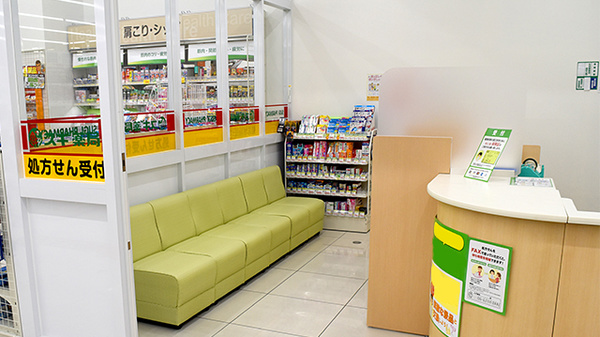 スギ薬局　天王寺細工谷店の待合スペース