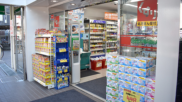 スギ薬局　東寺尾店の入口