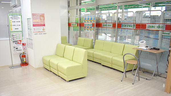 スギ薬局　東寺尾店の待合スペース