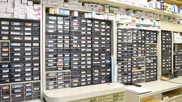 はなの木薬局アピタ富山店の薬棚