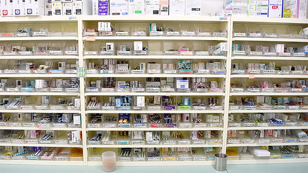 エール調剤薬局瑞浪店の薬棚