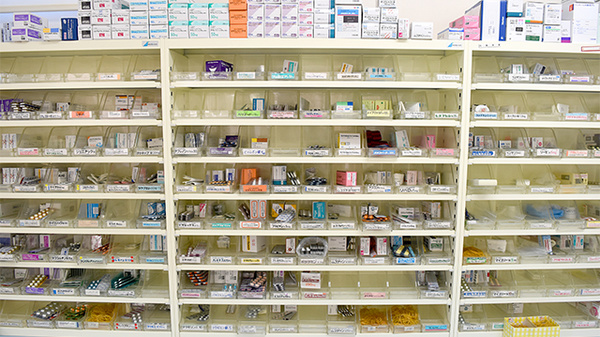 エール調剤薬局宮前店の薬棚