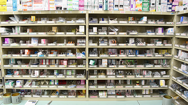 エール調剤薬局坂下店の薬棚