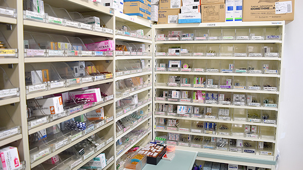 エール調剤薬局駒場店の薬棚