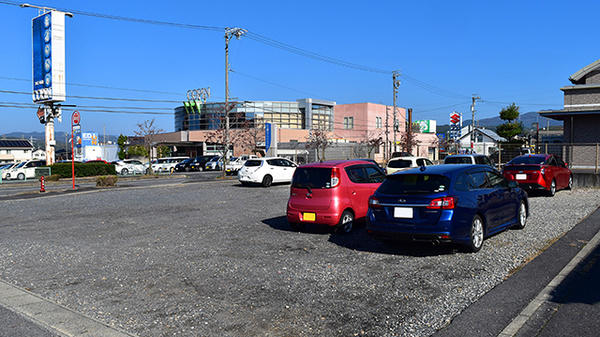 穂並調剤薬局の駐車場