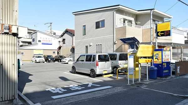 なないろ薬局の駐車場