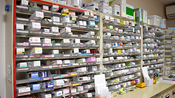成沢薬局 北野店の薬棚