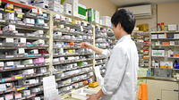成沢薬局 北野店の作業風景