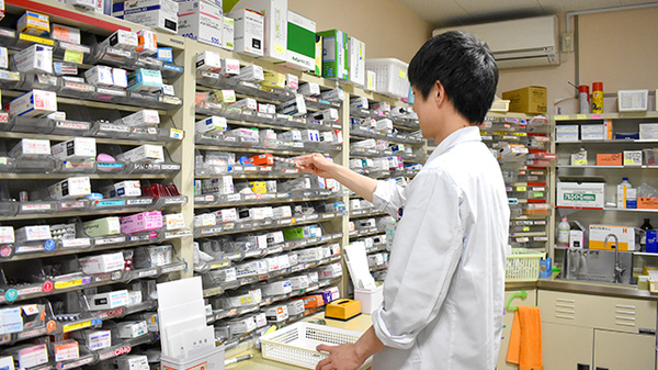 成沢薬局 北野店の作業風景