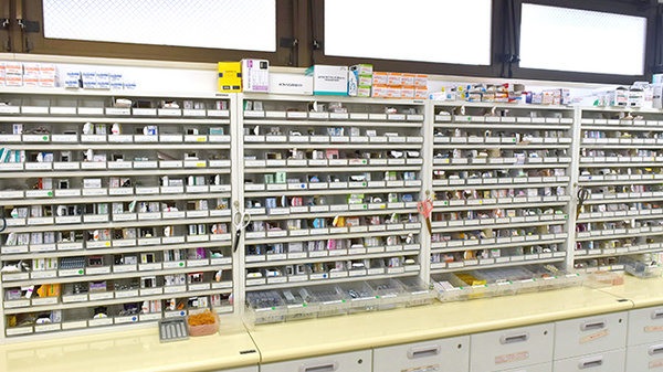 バンビ薬局　梅香店の薬棚