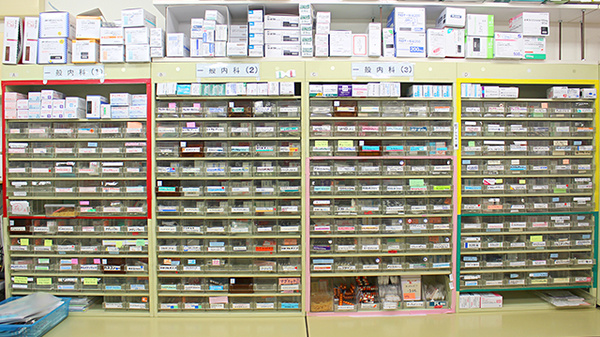 中央薬局の薬棚