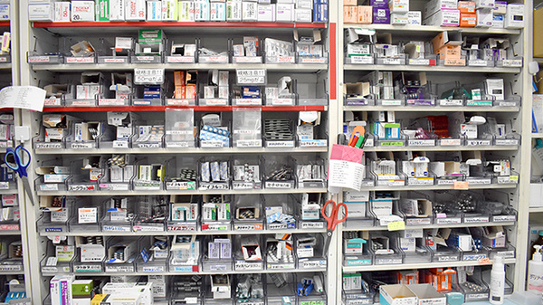 とみざわ薬局　大和店の薬棚