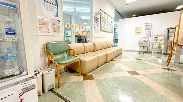 レモン薬局　美浜区店の待合スペース