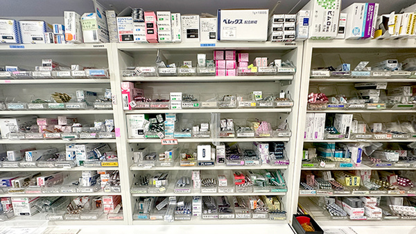 レモン薬局　美浜区店の薬棚