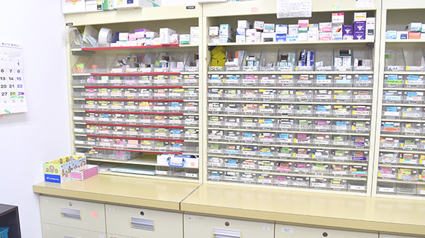 まみ薬局　北篠崎店の薬棚