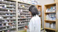 和容堂薬局の作業風景