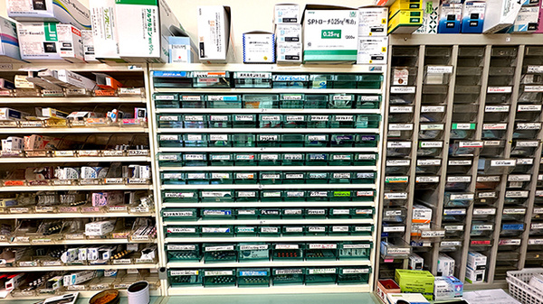 レモン薬局の薬棚