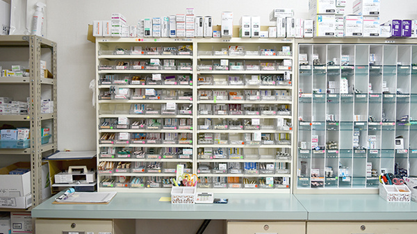 有限会社　よつば調剤薬局の薬棚