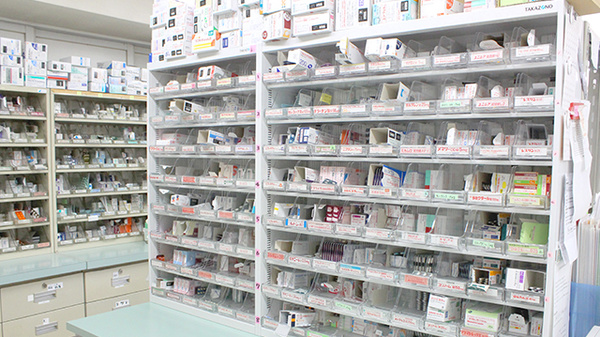 さと薬局の薬棚