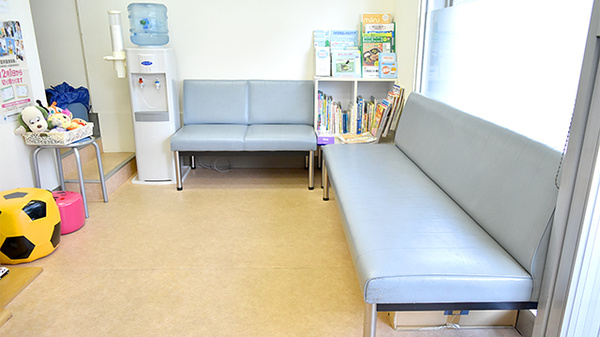 エヌズ薬局　伊丹野間店の待合スペース