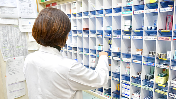 エヌズ薬局　伊丹野間店の作業風景