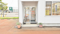 自然堂つるや薬局西高田店の入口