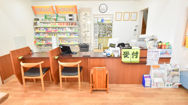 自然堂つるや薬局西高田店の受付/カウンター