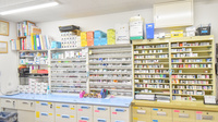 自然堂つるや薬局西高田店の薬棚
