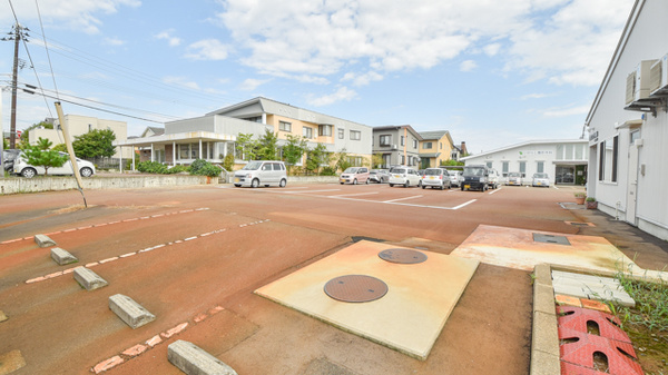 自然堂つるや薬局西高田店の駐車場