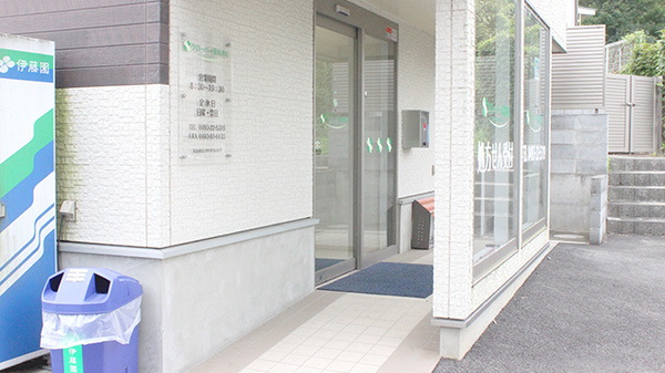 クローバー薬局本店の入口