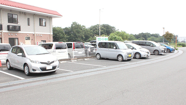 クローバー薬局本店の駐車場