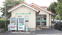 クローバー薬局にっさい店の外観