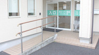 クローバー薬局にっさい店の入口