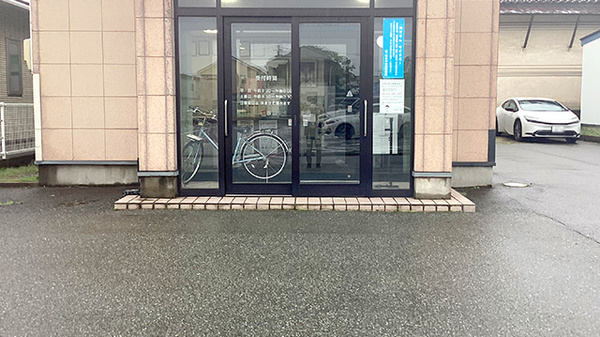 本山町薬局の入口