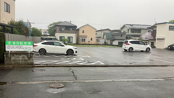 本山町薬局の駐車場