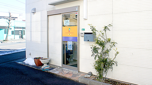 タカノ薬局の入口