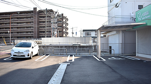 大賀薬局　新屋敷店の駐車場