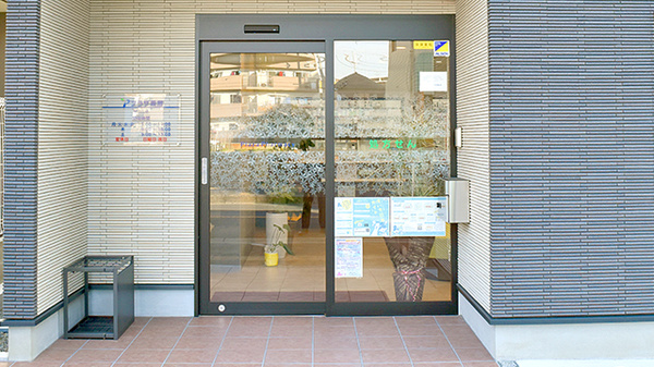 プラザ薬局　桜ケ丘店の入口