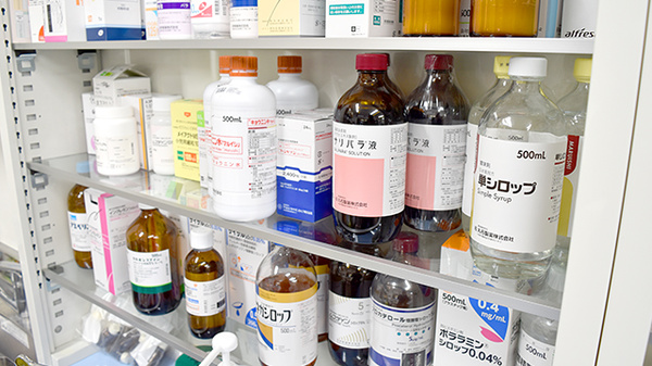 プラザ薬局　桜ケ丘店の薬棚