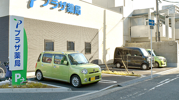 プラザ薬局　桜ケ丘店の駐車場
