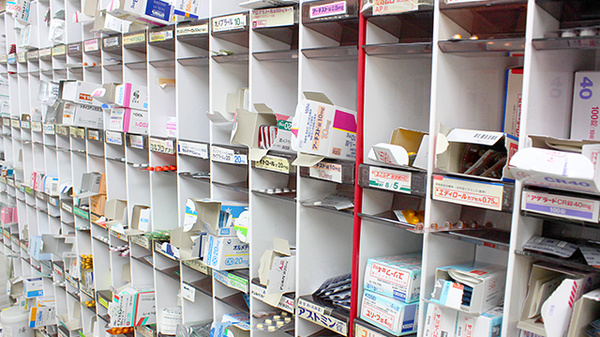 市原薬局　東部台店の薬棚
